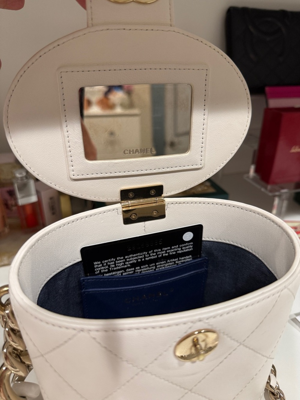 Chanel vintage lambskin, vanity case round bucket style with cc Turlock & chain - Picture 9 of 16